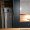 Muebles de cocina modernos color antracita, cashmere y encimera roble natural macizo - Imagen 15