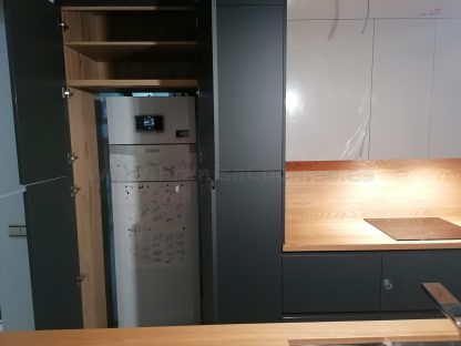 Muebles de cocina modernos color antracita, cashmere y encimera roble natural macizo - Imagen 15