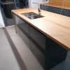 Muebles de cocina modernos color antracita, cashmere y encimera roble natural macizo - Imagen 14