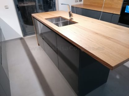 Muebles de cocina modernos color antracita, cashmere y encimera roble natural macizo - Imagen 14