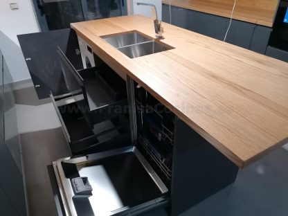 Muebles de cocina modernos color antracita, cashmere y encimera roble natural macizo - Imagen 13