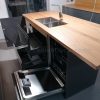 Muebles de cocina modernos color antracita, cashmere y encimera roble natural macizo - Imagen 12