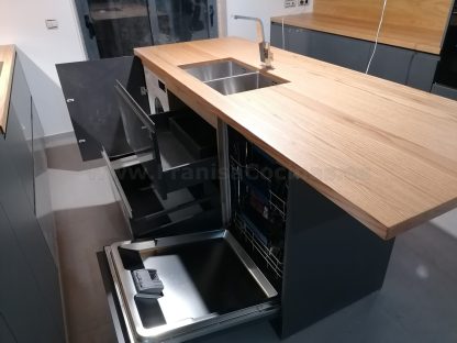 Muebles de cocina modernos color antracita, cashmere y encimera roble natural macizo - Imagen 12