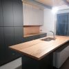 Muebles de cocina modernos color antracita, cashmere y encimera roble natural macizo - Imagen 56