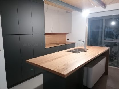 Muebles de cocina modernos color antracita, cashmere y encimera roble natural macizo - Imagen 56
