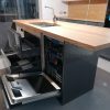 Muebles de cocina modernos color antracita, cashmere y encimera roble natural macizo - Imagen 11