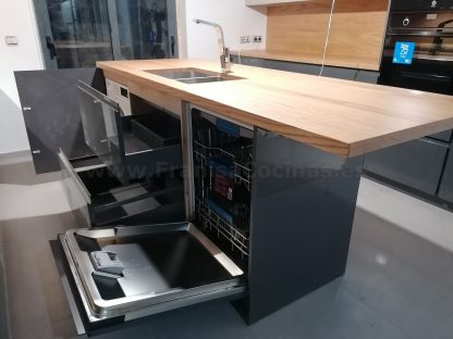 Muebles de cocina modernos color antracita, cashmere y encimera roble natural macizo - Imagen 11