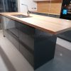 Muebles de cocina modernos color antracita, cashmere y encimera roble natural macizo - Imagen 10