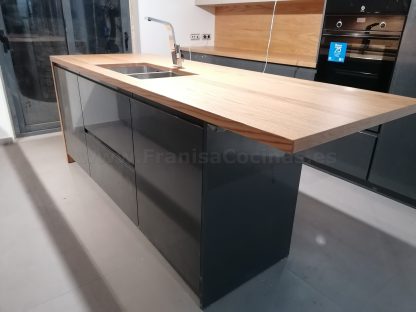 Muebles de cocina modernos color antracita, cashmere y encimera roble natural macizo - Imagen 10