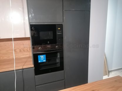 Muebles de cocina modernos color antracita, cashmere y encimera roble natural macizo - Imagen 9