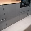 Muebles de cocina modernos color antracita, cashmere y encimera roble natural macizo - Imagen 7