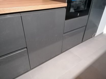 Muebles de cocina modernos color antracita, cashmere y encimera roble natural macizo - Imagen 7