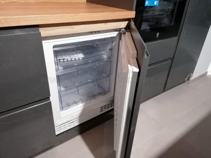Muebles de cocina modernos color antracita, cashmere y encimera roble natural macizo - Imagen 6