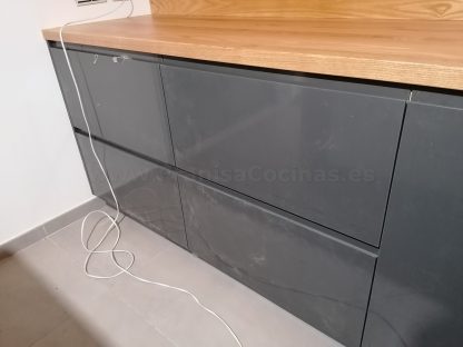 Muebles de cocina modernos color antracita, cashmere y encimera roble natural macizo - Imagen 4