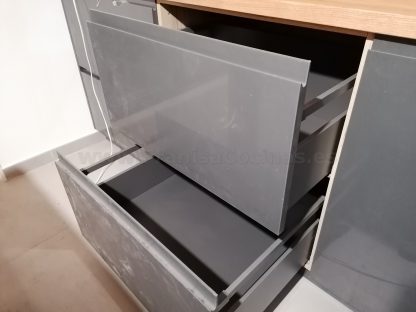Muebles de cocina modernos color antracita, cashmere y encimera roble natural macizo - Imagen 3