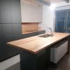 Muebles de cocina modernos color antracita, cashmere y encimera roble natural macizo - Imagen 55