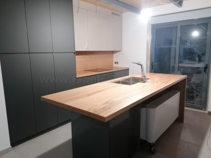 Muebles de cocina modernos color antracita, cashmere y encimera roble natural macizo - Imagen 55