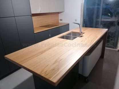 Muebles de cocina modernos color antracita, cashmere y encimera roble natural macizo - Imagen 54