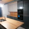 Muebles de cocina modernos color antracita, cashmere y encimera roble natural macizo - Imagen 53