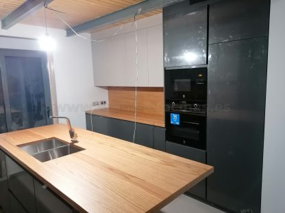 Muebles de cocina modernos color antracita, cashmere y encimera roble natural macizo - Imagen 53