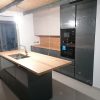 Muebles de cocina modernos color antracita, cashmere y encimera roble natural macizo - Imagen 52
