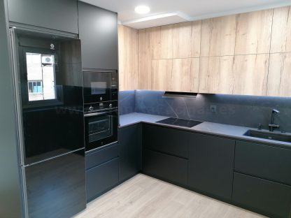 Cocina en negro mate y Roble Halifax: Elegancia y funcionalidad. Descubre la cocina de tus sueños - Imagen 125
