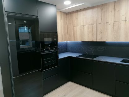 Cocina en negro mate y Roble Halifax: Elegancia y funcionalidad. Descubre la cocina de tus sueños - Imagen 35