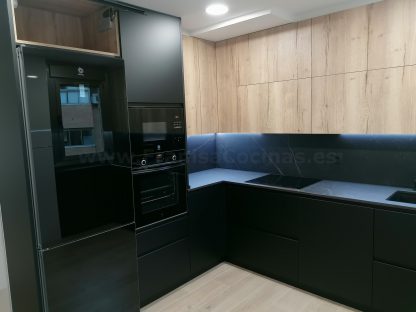 Cocina en negro mate y Roble Halifax: Elegancia y funcionalidad. Descubre la cocina de tus sueños - Imagen 34