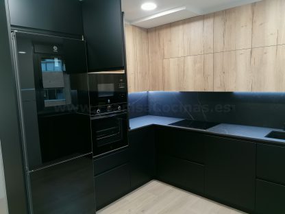 Cocina en negro mate y Roble Halifax: Elegancia y funcionalidad. Descubre la cocina de tus sueños - Imagen 33