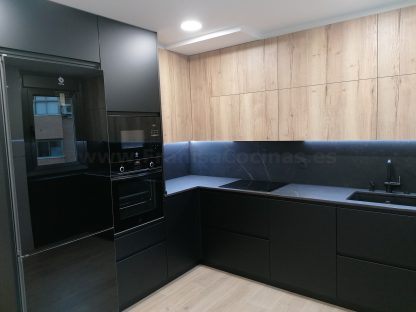 Cocina en negro mate y Roble Halifax: Elegancia y funcionalidad. Descubre la cocina de tus sueños - Imagen 32
