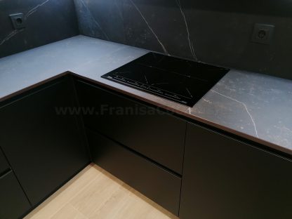 Cocina en negro mate y Roble Halifax: Elegancia y funcionalidad. Descubre la cocina de tus sueños - Imagen 31