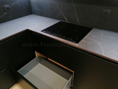 Cocina en negro mate y Roble Halifax: Elegancia y funcionalidad. Descubre la cocina de tus sueños - Imagen 30