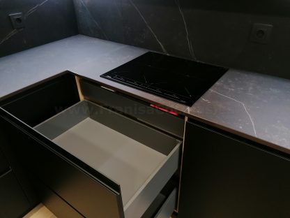 Cocina en negro mate y Roble Halifax: Elegancia y funcionalidad. Descubre la cocina de tus sueños - Imagen 29