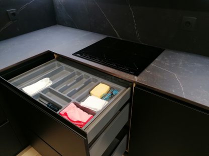 Cocina en negro mate y Roble Halifax: Elegancia y funcionalidad. Descubre la cocina de tus sueños - Imagen 28