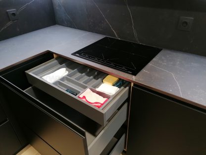 Cocina en negro mate y Roble Halifax: Elegancia y funcionalidad. Descubre la cocina de tus sueños - Imagen 27