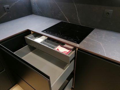 Cocina en negro mate y Roble Halifax: Elegancia y funcionalidad. Descubre la cocina de tus sueños - Imagen 26