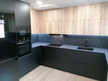 Cocina en negro mate y Roble Halifax: Elegancia y funcionalidad. Descubre la cocina de tus sueños - Imagen 124