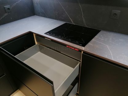 Cocina en negro mate y Roble Halifax: Elegancia y funcionalidad. Descubre la cocina de tus sueños - Imagen 25