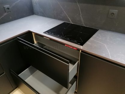 Cocina en negro mate y Roble Halifax: Elegancia y funcionalidad. Descubre la cocina de tus sueños - Imagen 24