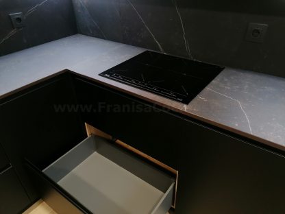 Cocina en negro mate y Roble Halifax: Elegancia y funcionalidad. Descubre la cocina de tus sueños - Imagen 23