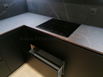 Cocina en negro mate y Roble Halifax: Elegancia y funcionalidad. Descubre la cocina de tus sueños - Imagen 22