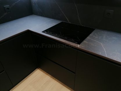 Cocina en negro mate y Roble Halifax: Elegancia y funcionalidad. Descubre la cocina de tus sueños - Imagen 21
