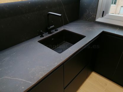 Cocina en negro mate y Roble Halifax: Elegancia y funcionalidad. Descubre la cocina de tus sueños - Imagen 20