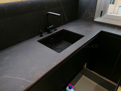 Cocina en negro mate y Roble Halifax: Elegancia y funcionalidad. Descubre la cocina de tus sueños - Imagen 19