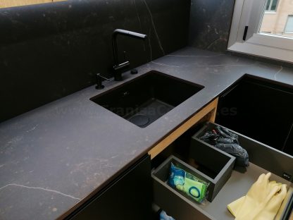 Cocina en negro mate y Roble Halifax: Elegancia y funcionalidad. Descubre la cocina de tus sueños - Imagen 18