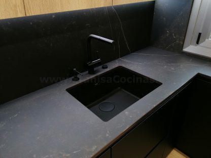 Cocina en negro mate y Roble Halifax: Elegancia y funcionalidad. Descubre la cocina de tus sueños - Imagen 17