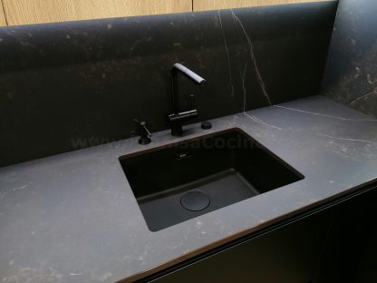 Cocina en negro mate y Roble Halifax: Elegancia y funcionalidad. Descubre la cocina de tus sueños - Imagen 16