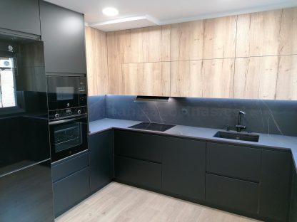 Cocina en negro mate y Roble Halifax: Elegancia y funcionalidad. Descubre la cocina de tus sueños - Imagen 123