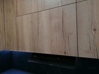 Cocina en negro mate y Roble Halifax: Elegancia y funcionalidad. Descubre la cocina de tus sueños - Imagen 8