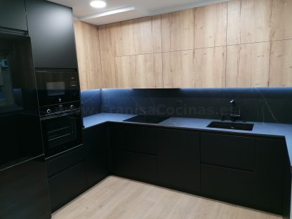 Cocina en negro mate y Roble Halifax: Elegancia y funcionalidad. Descubre la cocina de tus sueños - Imagen 4